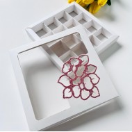 16 Bölmeli Kırmızı Simli Çiçek Tasarımlı Çikolata Kutusu (Desen 2)